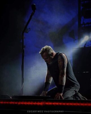 El cantante de Metallica, James Hetfield rompe a llorar en el escenario durante su concierto de Brasil.