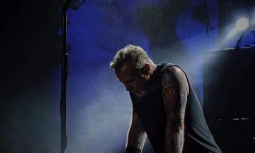 El cantante de Metallica, James Hetfield rompe a llorar en el escenario durante su concierto de Brasil.