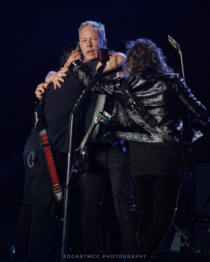 El cantante de Metallica, James Hetfield rompe a llorar en el escenario durante su concierto de Brasil y sus compañeros le abrazan