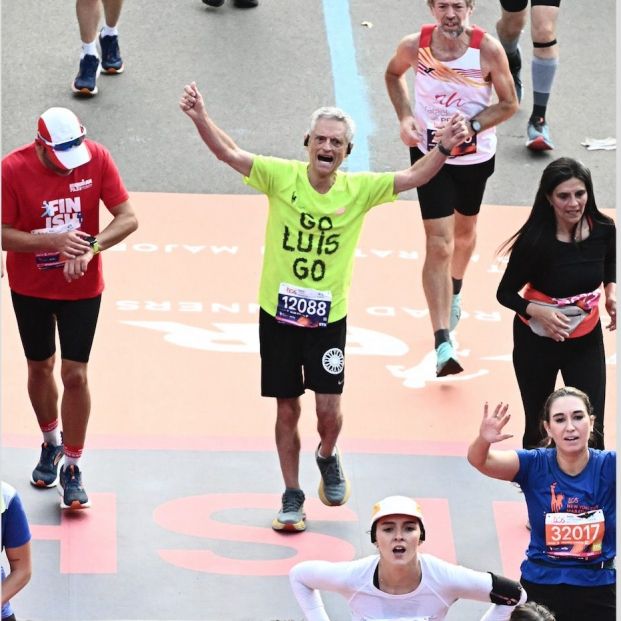 Luis Rojas-Marcos, a sus 80 años, completa la maratón de Nueva York